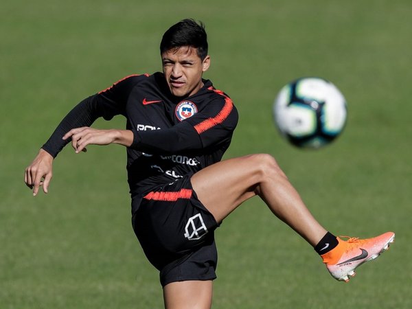 Alexis Sánchez entrena con balón y Rueda perfila el debut ante Japón