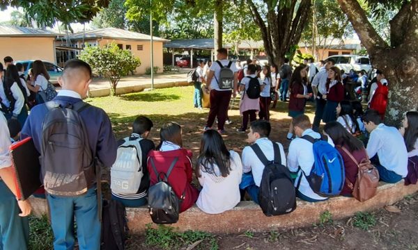 Piden permanencia de docentes interinos