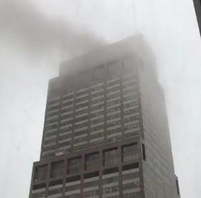 HELICÓPTERO SE ESTRELLA CONTRA UN EDIFICIO DE 54 PISOS EN NUEVA YORK