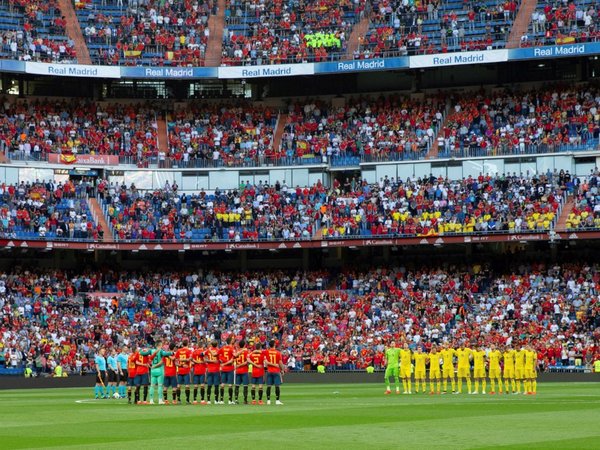El Bernabéu guarda un emotivo minuto de silencio en honor a Reyes