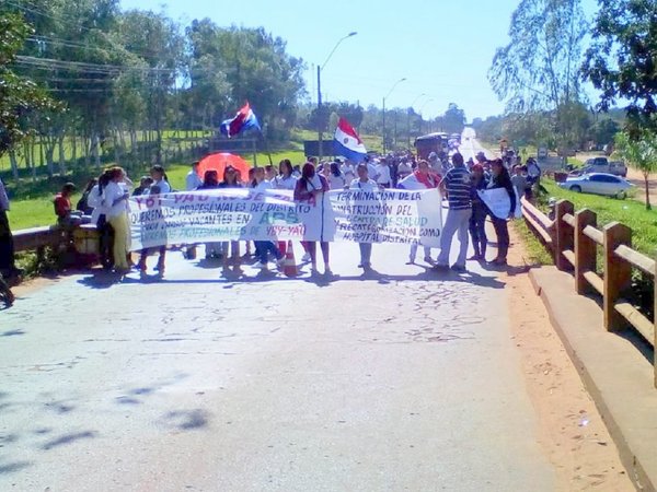 Manifestantes exigen trabajo y terminación del centro de salud