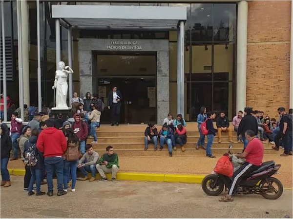 Estudiantes de Veterinaria aguardan resolución de juzgado