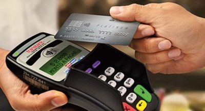 Demandó al hotel y al banco por su divorcio