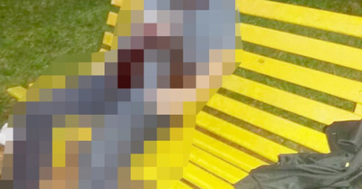 Muerto en la plaza y con cuchillo clavado