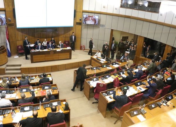 Ríos sorprende con delirante idea de reducir la dieta de legisladores