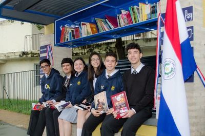 Colegio habilita biblioteca abierta en parada de buses
