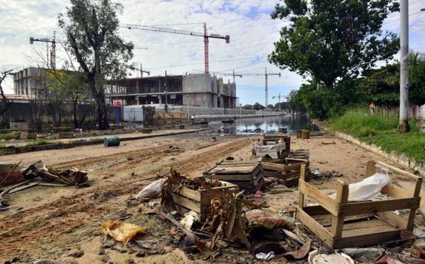 Basura y olor nauseabundo en zona de obras de las oficinas de gobierno - Edicion Impresa - ABC Color
