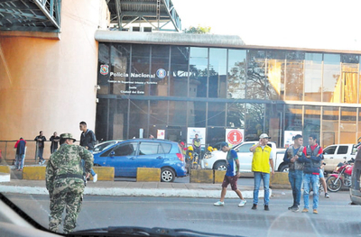 Aduana paraguaya del Puente de la Amistad se convirtió en mercadito | Diario Vanguardia 07