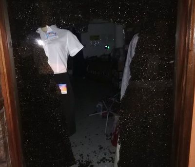 Roban prendas de una tienda