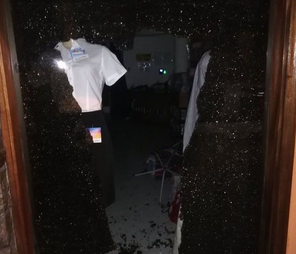 Roban prendas de una tienda