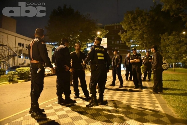 Custodia a cargo de policías - Nacionales - ABC Color