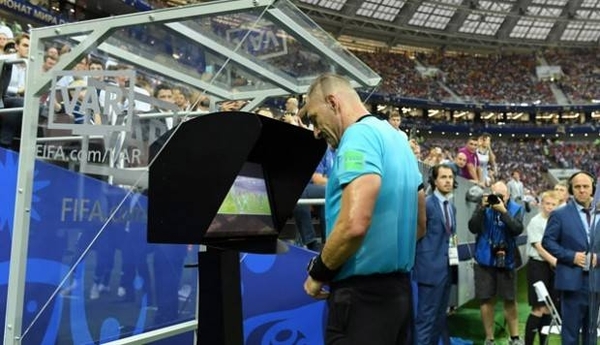 HOY / VAR, pausas de 3 minutos y sin rivales en barreras, los cambios de reglamento