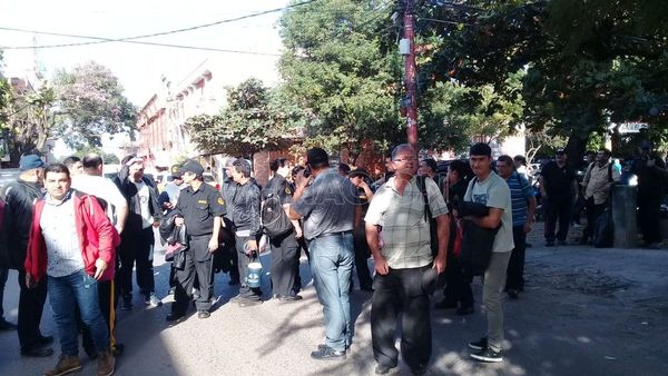 Exguardias de IPS reclaman indemnización por desvinculaciones