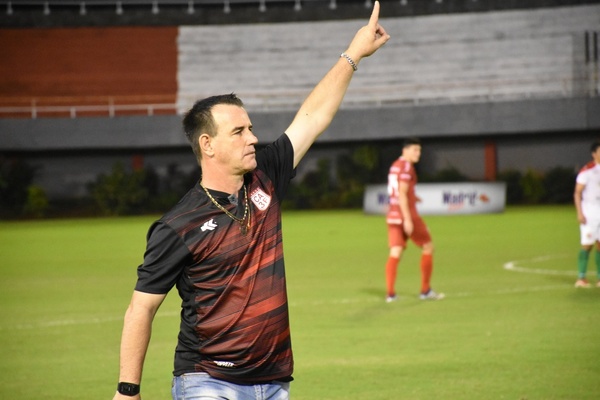 El técnico Marcio Marolla cosechó su segunda victoria con el “3” - ADN Paraguayo
