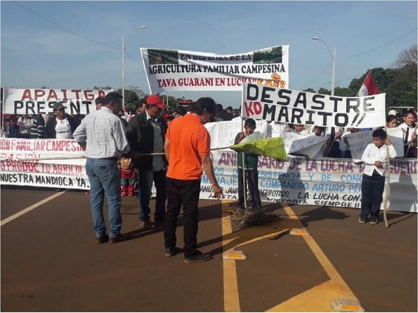 Productores de mandioca exigen precio justo y queman Judas Kái de Marito