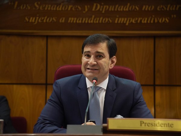 Para Silvio Ovelar es "inviable" que salario de docentes sea para legisladores