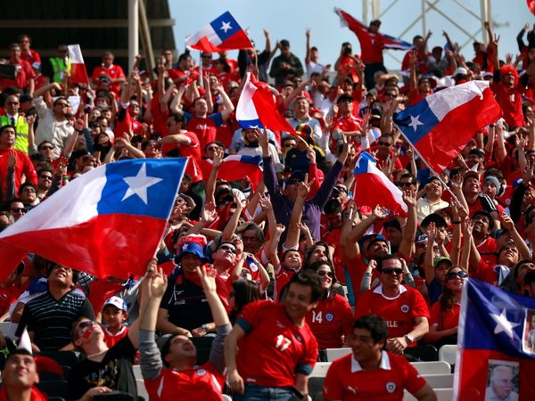 Chilenos confían más en su selección femenina que en la masculina