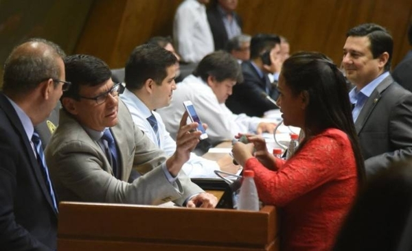 HOY / Diputado rechaza bajar su salario: “¿Cómo yo voy a subsistir con 4 millones?”