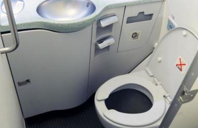 Pasajera abrió por error la puerta de emergencia de un avión: pensó que era el baño - C9N