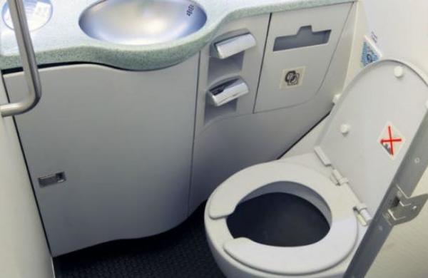 Pasajera abrió por error la puerta de emergencia de un avión: pensó que era el baño - C9N