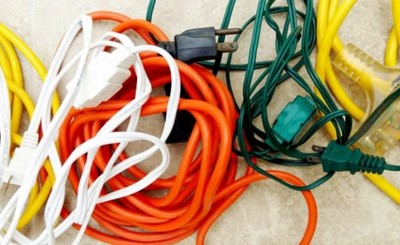 Bebé muere electrocutado al tocar alargue