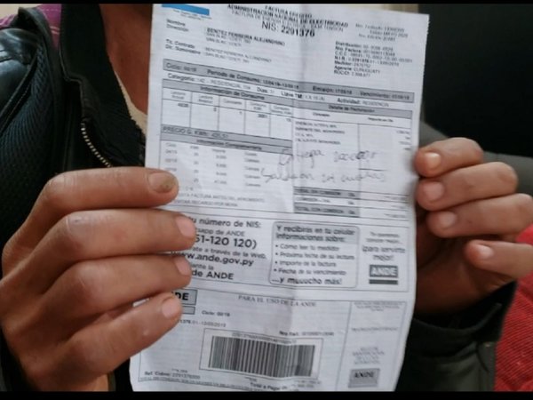 Adulto mayor acumula deuda por error de la ANDE