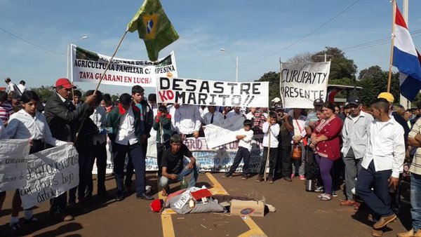 Productores cierran ruta y exigen precio justo para la mandioca - ADN Paraguayo
