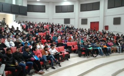 Casi mil jóvenes participaron en la feria de empleos