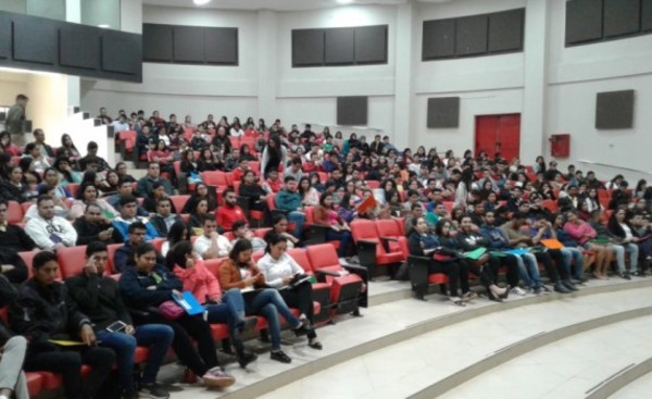 Casi mil jóvenes participaron en la feria de empleos