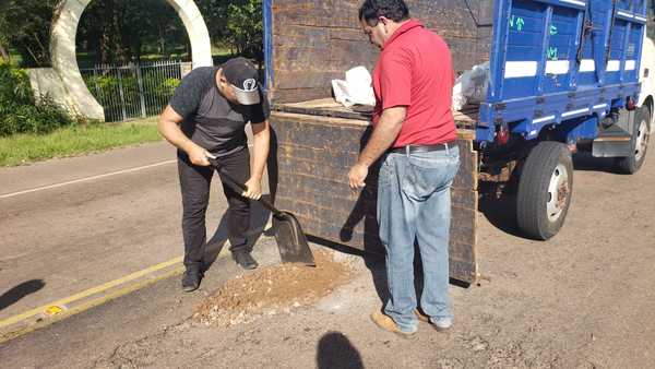 Pobladores tapan baches en la ruta Loreto-Concepción