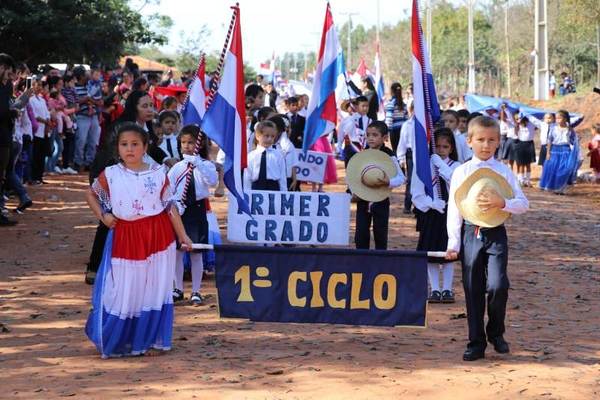 Emotivo desfile por la Paz del Chaco en Santa Lucía - ADN Paraguayo
