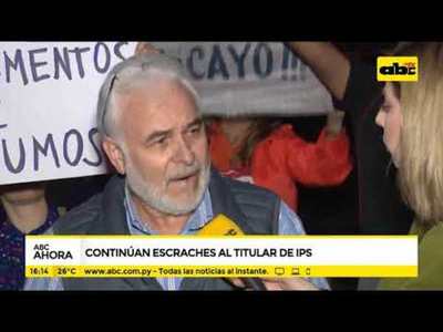 Continúan escraches al titular del IPS - Tv - ABC Color