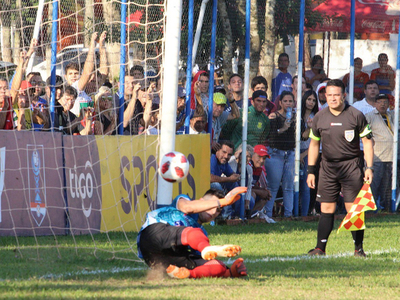 González erró y atajó para General Caballero CG