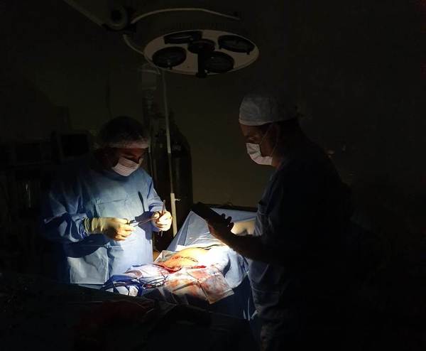Salud Pública paupérrima: realizan cirugía a la luz de celulares | Radio Regional 660 AM