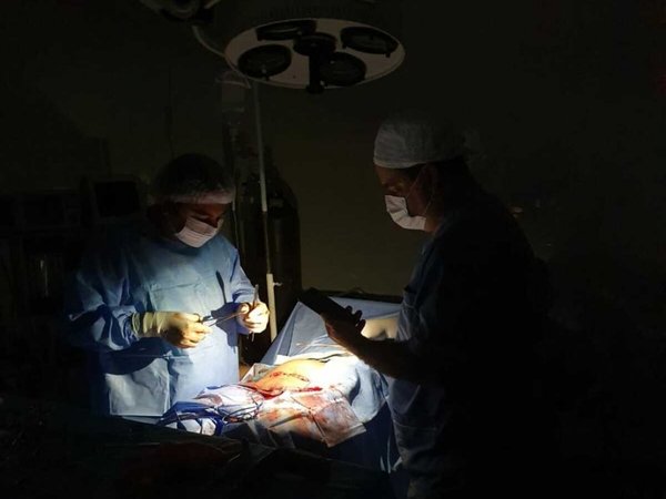 Horqueta: practican cesárea con la luz de un celular