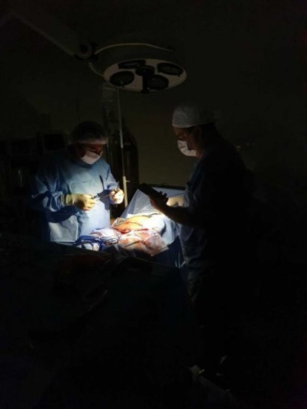 HORQUETA: REALIZAN CESAREA CON LA LUZ DñE UN CELULAR