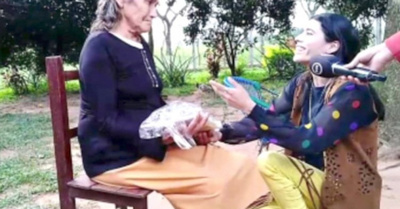 Reencontró a su madre tras 28 años y le cantó