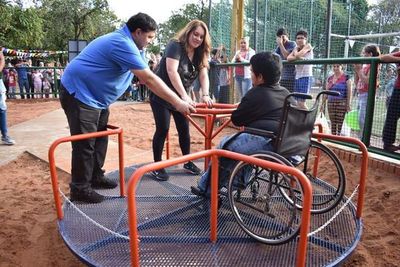 Fernando de la Mora inauguró dos plazas con juegos inclusivos