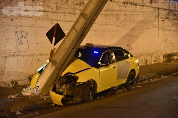 Taxista casi derriba columna tras choque - Nacionales - ABC Color