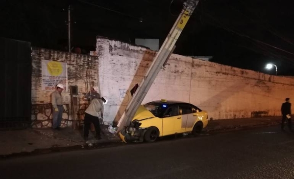 HOY / Taxi esquivó a una moto y chocó contra una columna