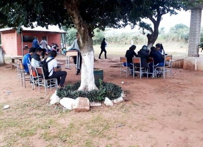 Clases bajo los árboles en colegio de Piribebuy - Edicion Impresa - ABC Color