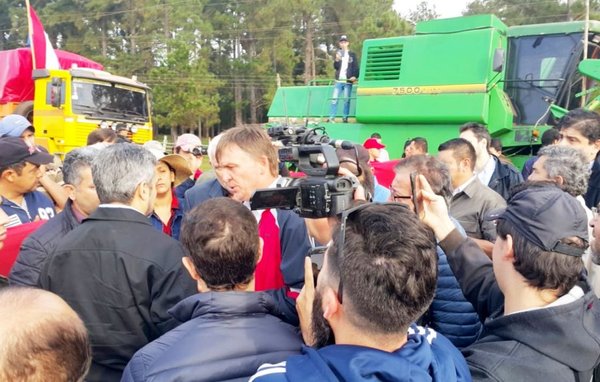 Marito recibe un rosario de reclamos en Encarnación - Edicion Impresa - ABC Color