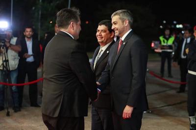 Mandatario viajó a Bolivia para reunión con su homólogo Evo Morales
