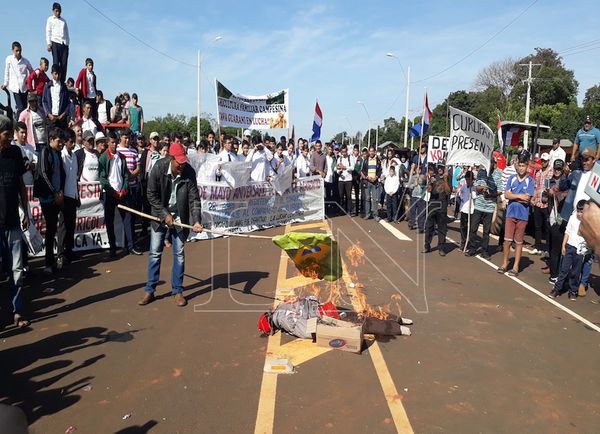 Campesinos de San Pedro cerraron ruta y quemaron bandera del Brasil