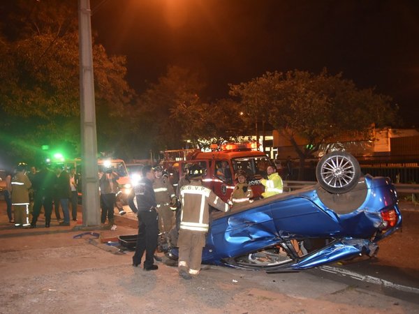 Conductora queda herida tras choque y vuelco en Madame Lynch