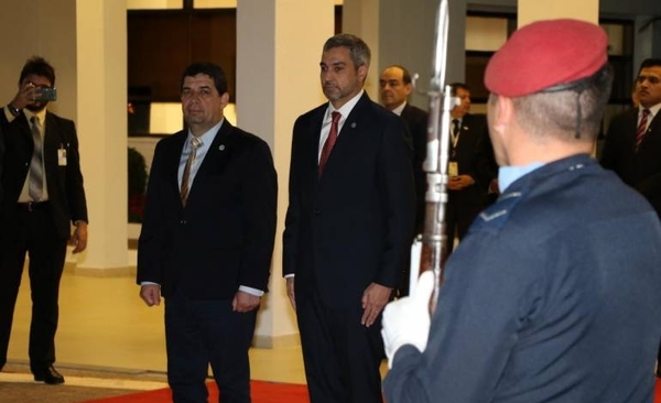 HOY / Abdo viajó a Bolivia para reunión con Evo Morales