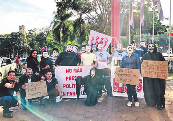 Seguidores de Ulises protestan contra fiscal | Diario Vanguardia 07