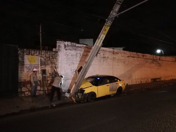 Esquivó a una moto y chocó contra una columna