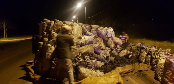 VUELCO DE CAMIÓN SOBRE LA RUTA 1 EN SAN JUAN DEL PARANÁ