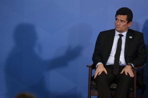 Solicitan renuncia de Moro tras mensajes